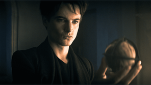 Tom Sturridge as Dream in episode 208 of The Sandman holding an object.