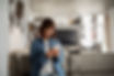 mulher-jovem-usando-tecnologia-domestica.jpg