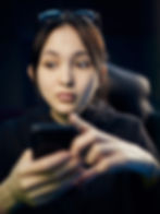 Portrait d'une femme tenant un téléphone portable