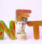 Trois lettres N,F et T et une tête de statue de style antiquité grecque ou romaine