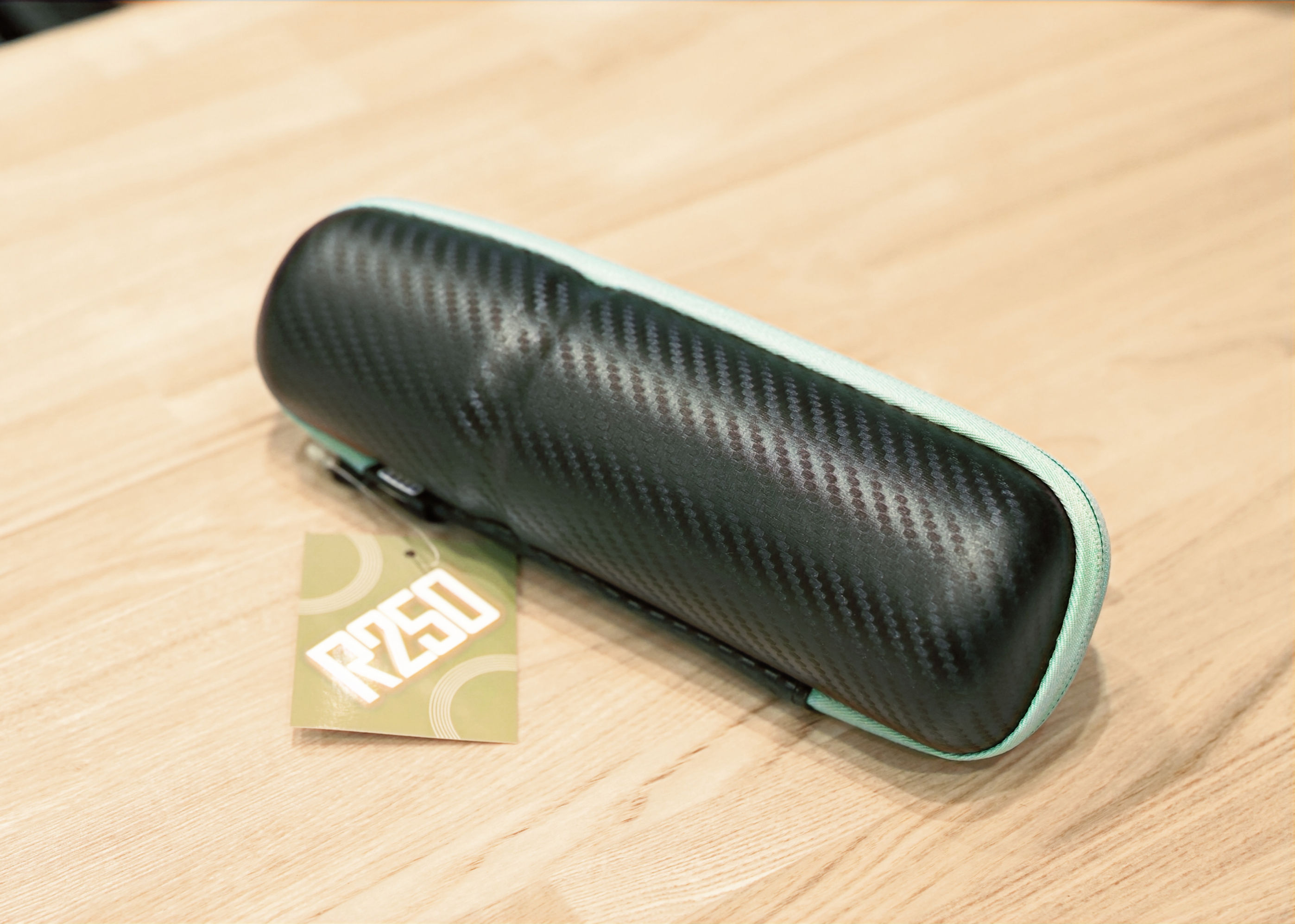 R250 ツールケース スリムロング カーボン柄/グリーンファスナー