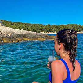 Voyageuse au Pachamama, beach club en bord de mer sur l’île de Hvar en Croatie