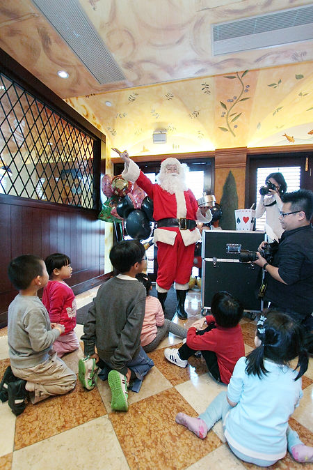 Hong Kong Santa Claus Magician