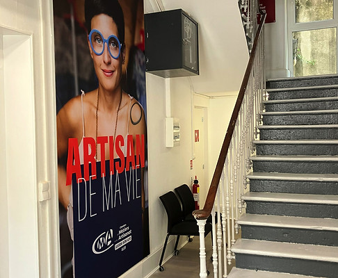 Aperçu d'un couloir d'une agence CMA après travaux et aménagement intérieur, avec application de la charte graphique