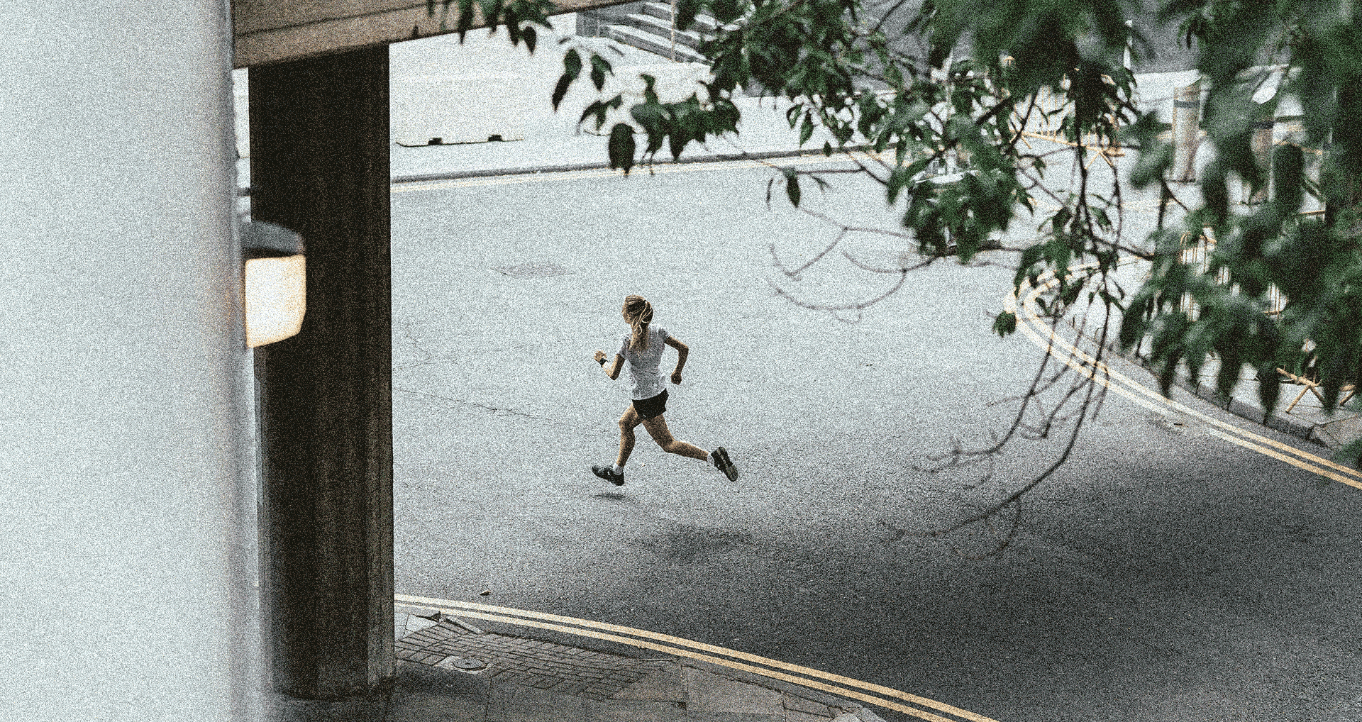 Photo d'une femme qui fait de la course à pied en ville