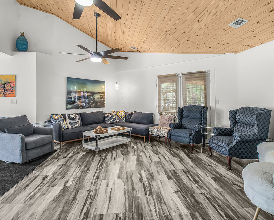 living room common area the emerald house fountain of youth senior living