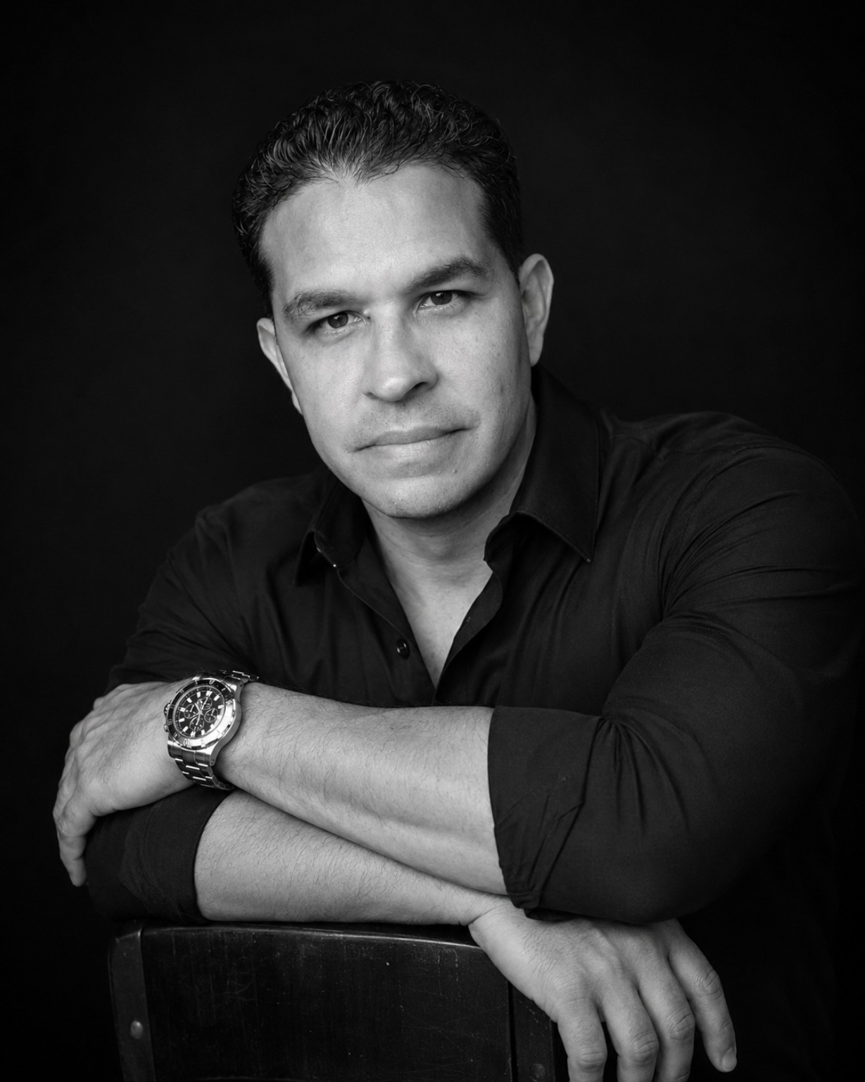 Retrato original de Oscar Morales en blanco y negro