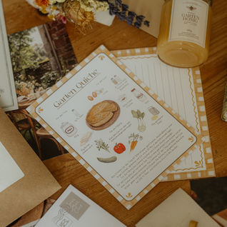 Handgemalte Aquarell Postkarte mit einem Gemüse Quich Rezept drauf.