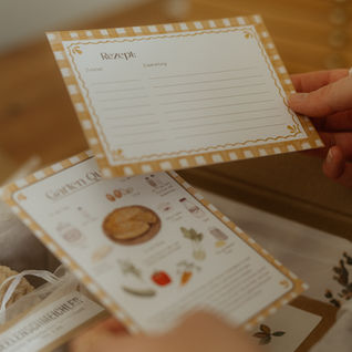 Handgemalte Aquarell Postkarte mit einem Gemüse Quich Rezept drauf.