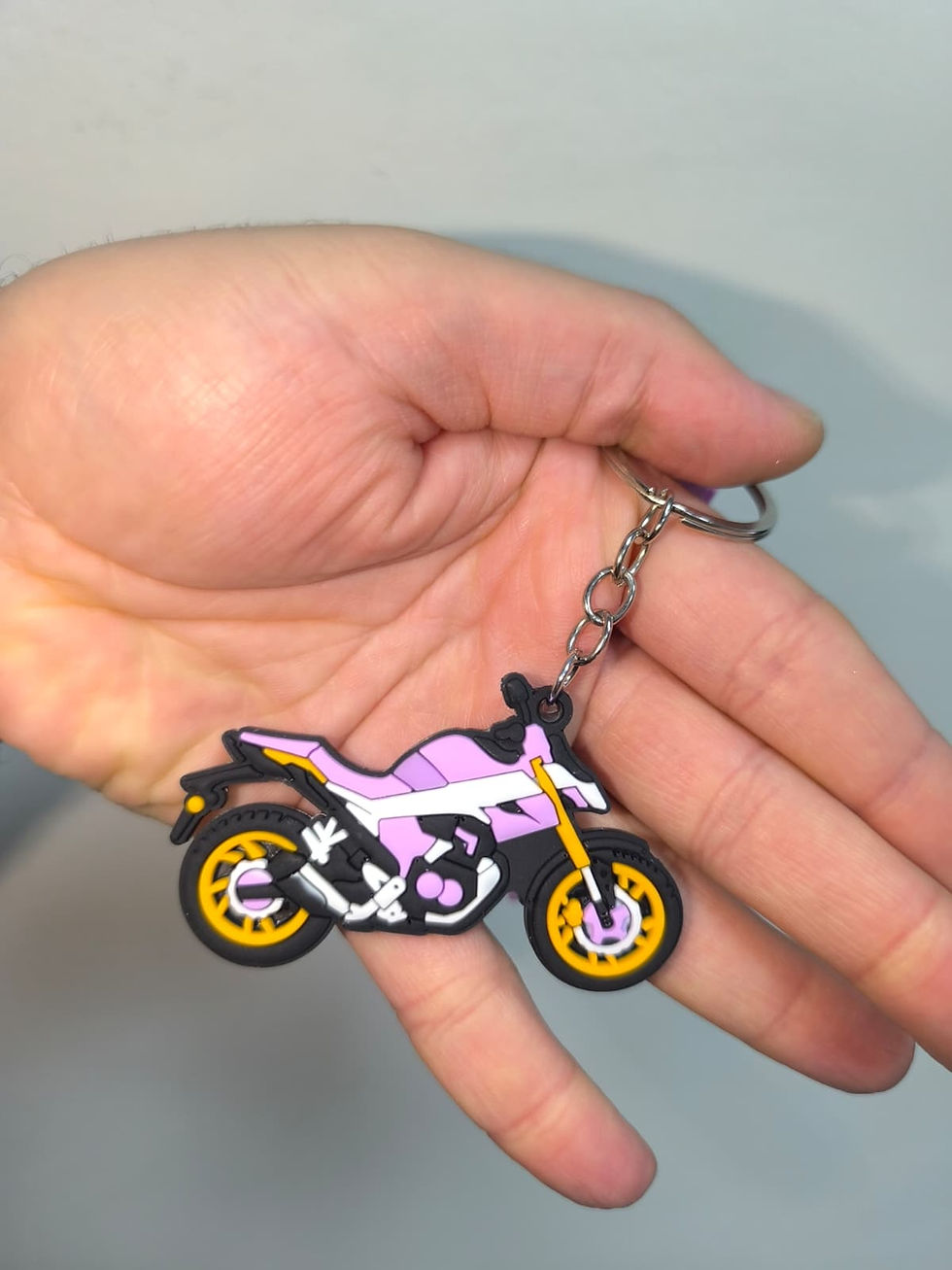 Küçük resim: Silikon Kaliteli Motosiklet Anahtarlığı Esnek, Dayanıklı ve Şık Tasarım Mor