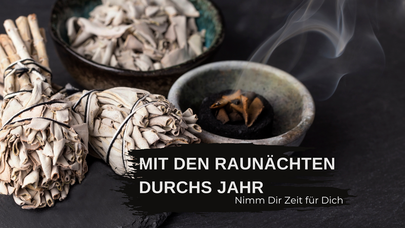 Räucherwerk wie ein Smudge und einige getrocknete Kräuter werde auf einem Tisch gezeigt, die Kräuter liegen rauchend in einer Rauchschale.