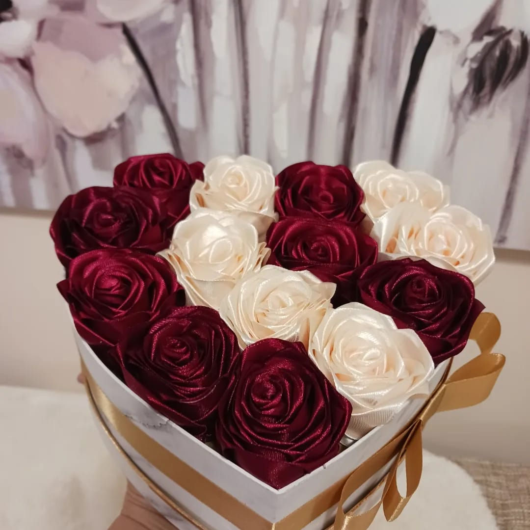 Perfect Golden Dream Momentum Roses Bouquet Decor Box