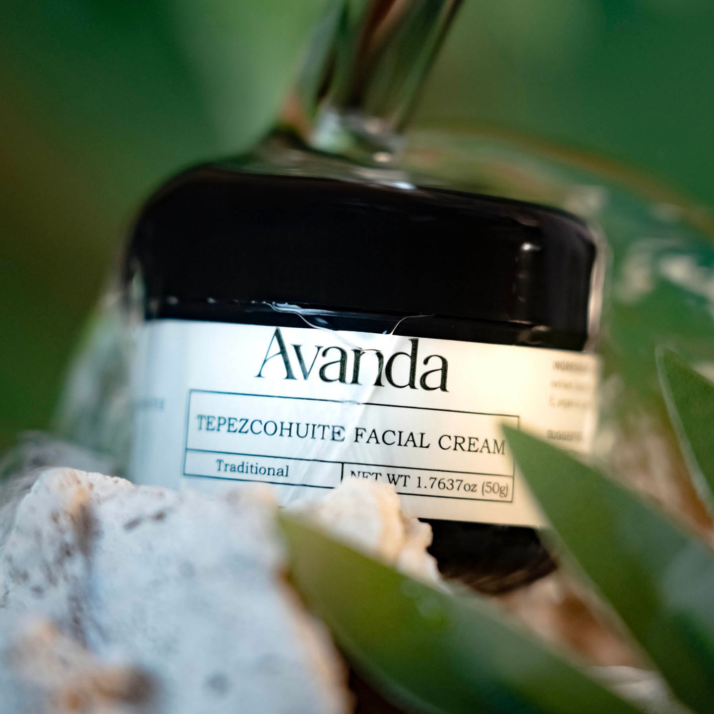Collage of Avanda Tepezcohuite facial cream and packaging promoting skin regeneration and hydration.
