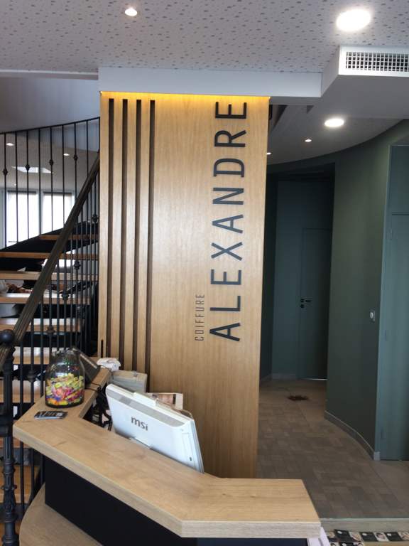 Décoration intérieure et lettrage mural en bois pour le salon Coiffure Alexandre au Havre par Peppergraphik