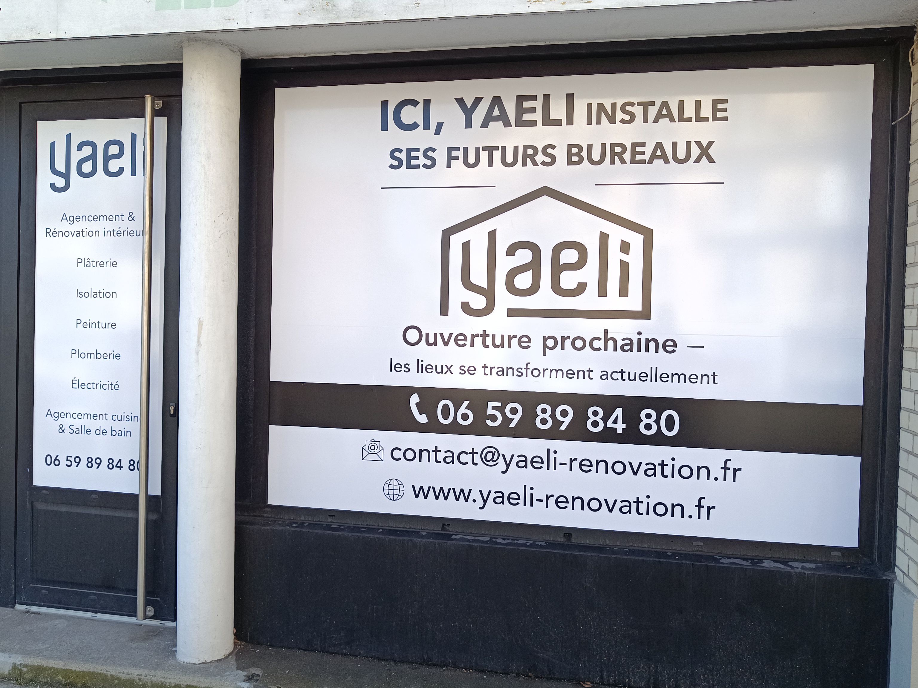 Vitrophanie YAELI annonçant l'ouverture prochaine de bureaux de rénovation intérieure posée en Normandie par Peppergraphik