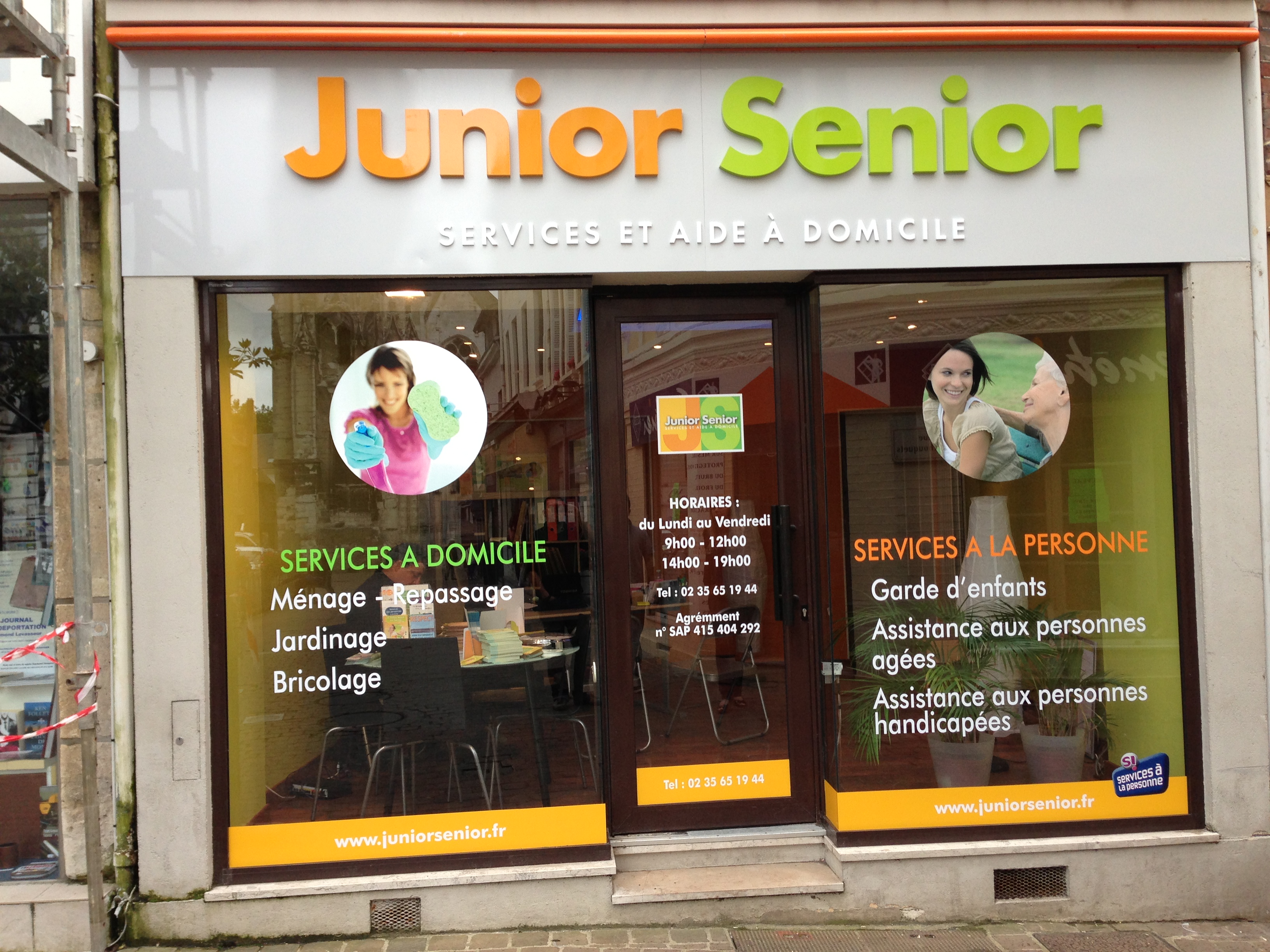 Vitrophanie et habillage de vitrine du magasin Junior Senior réalisés par Peppergraphik au Havre