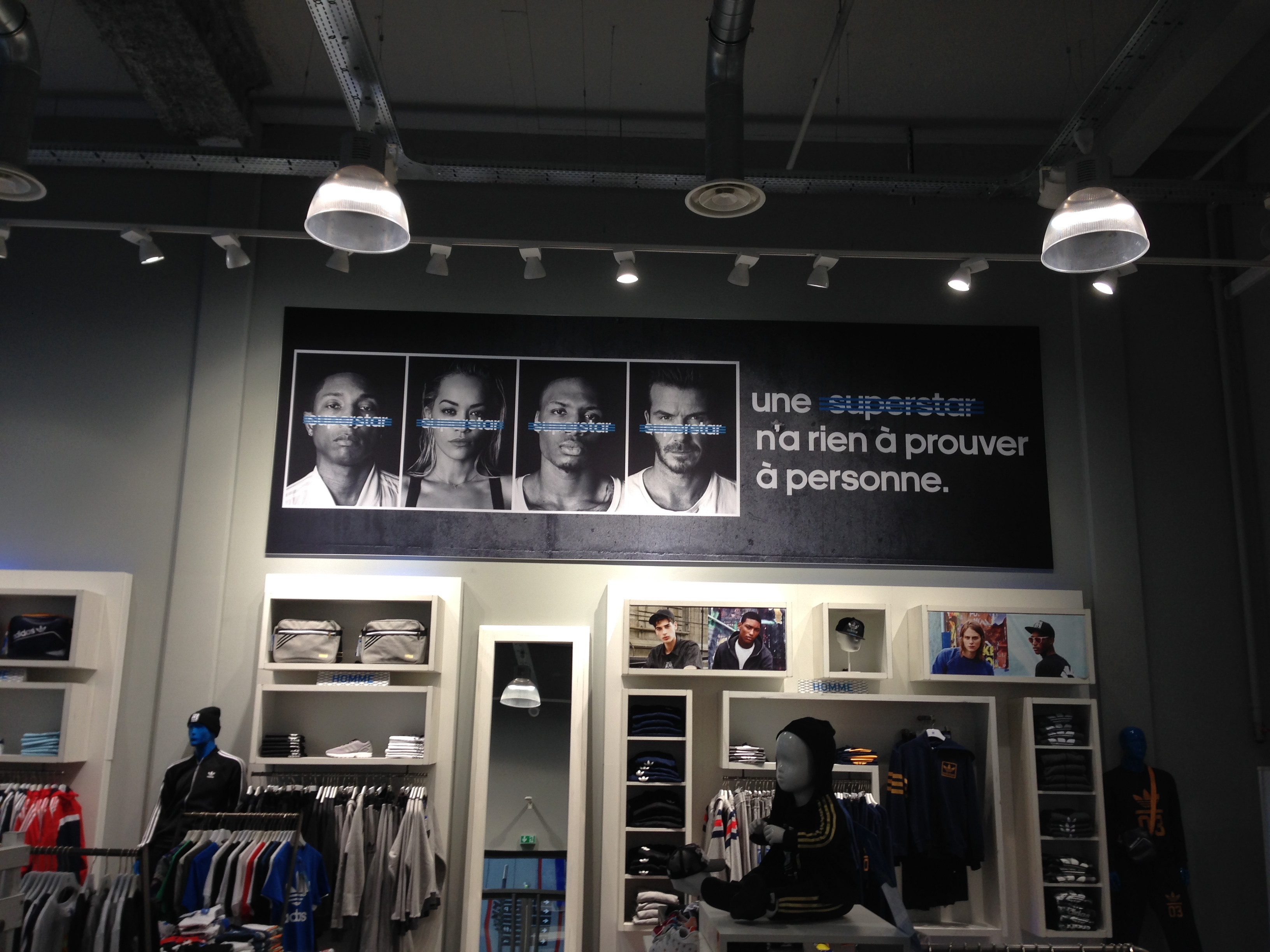 Mur d'image et habillage intérieur grand format dans un magasin de sport au Havre réalisé par Peppergraphik