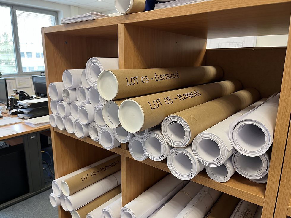 Rouleaux de plans A1 et A0 étiquetés par lot rangés dans un casier de bureau d'études, reproduction de plans au Havre