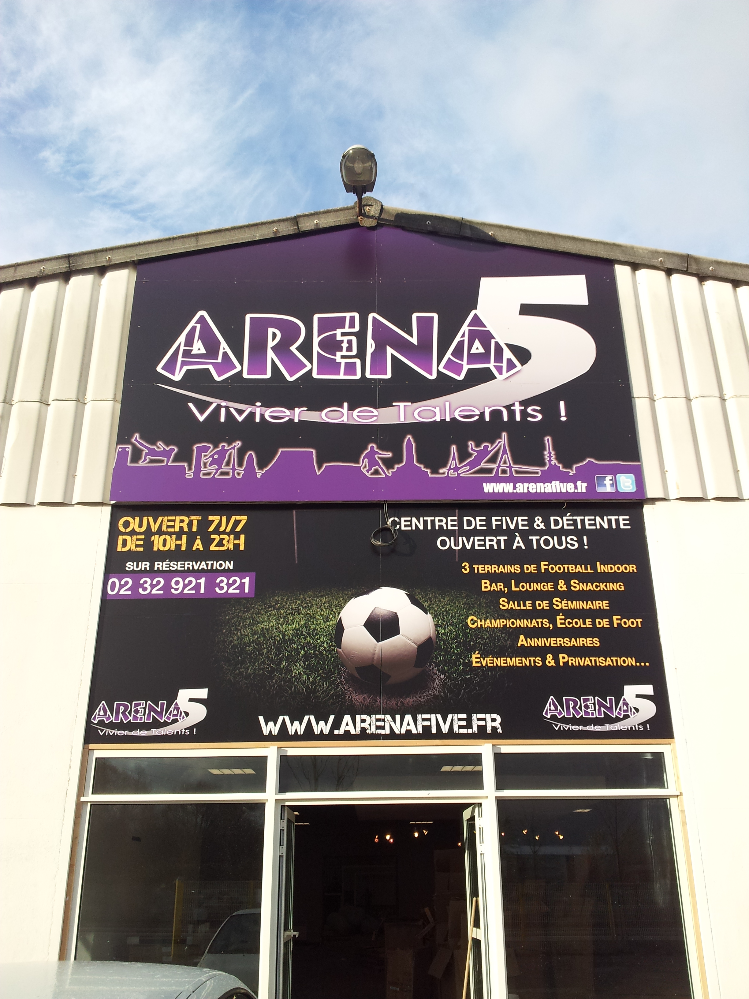 Enseigne et habillage façade bâche publicitaire Arena 5 centre football indoor Évreux