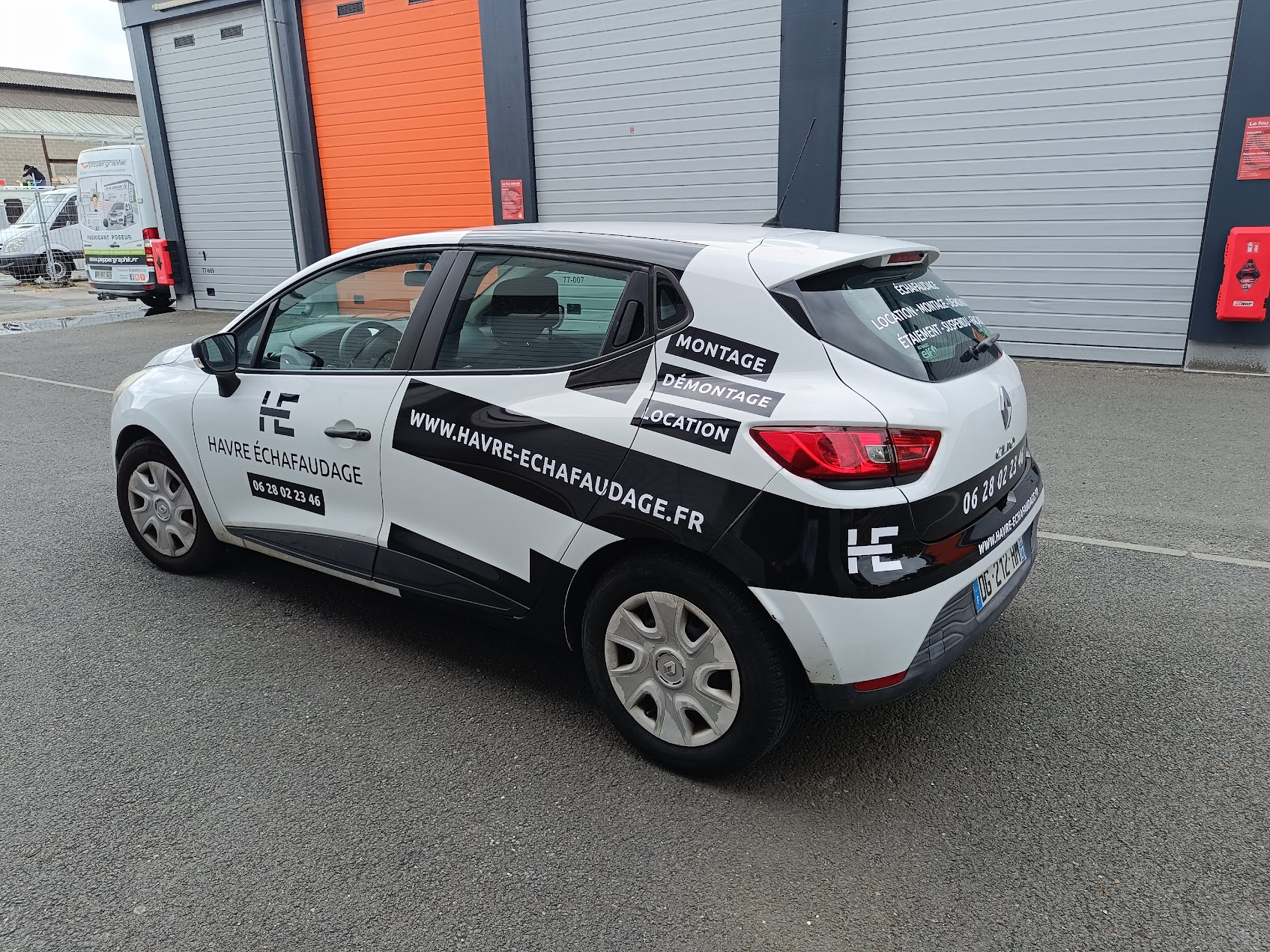 Renault Clio marquée en noir et blanc pour Havre-Echafaudage