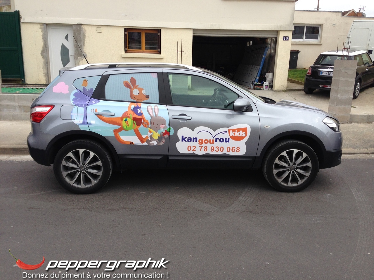 Marquage publicitaire semi-covering Nissan Qashqai Kangourou Kids garde d'enfants au Havre par Peppergraphik