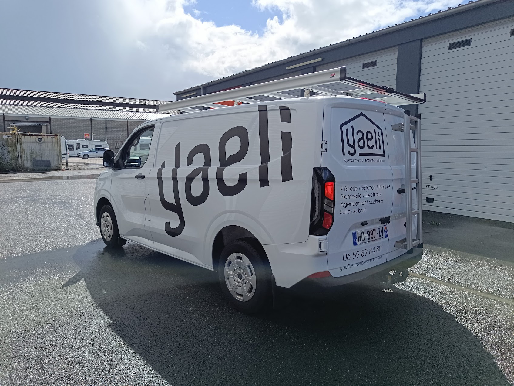 Marquage professionnel du Nissan NV200 blanc avec covering bleu pour GAELI à Montivilliers réalisé par Peppergraphik