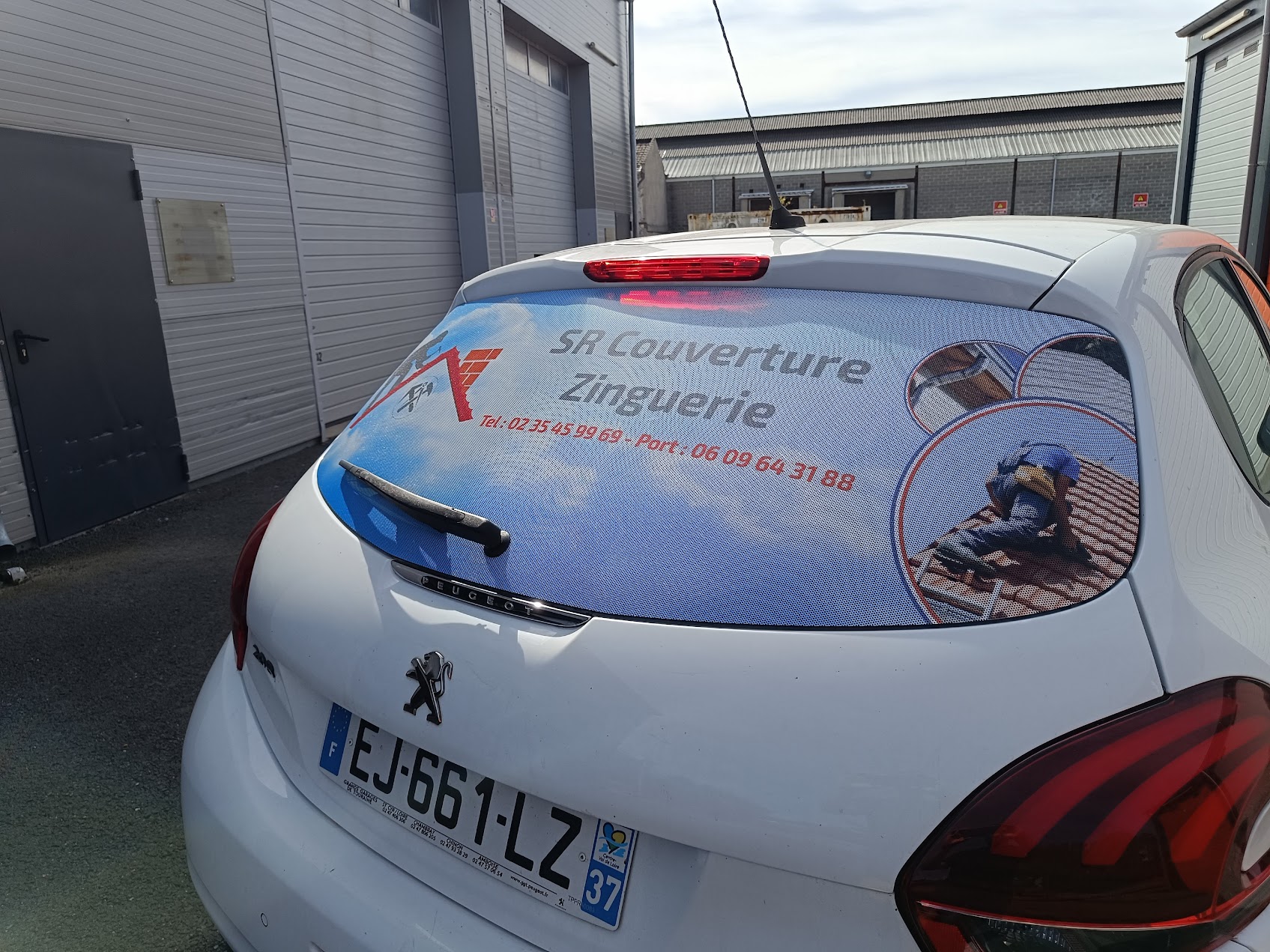 Marquage professionnel d'une Peugeot 308 pour SH Couverture Zinguerie réalisé par Peppergraphik à Le Havre
