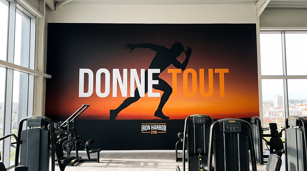 Papier peint salle de sport : un mur motivant sur mesure qui fidélise vos adhérents au Havre
