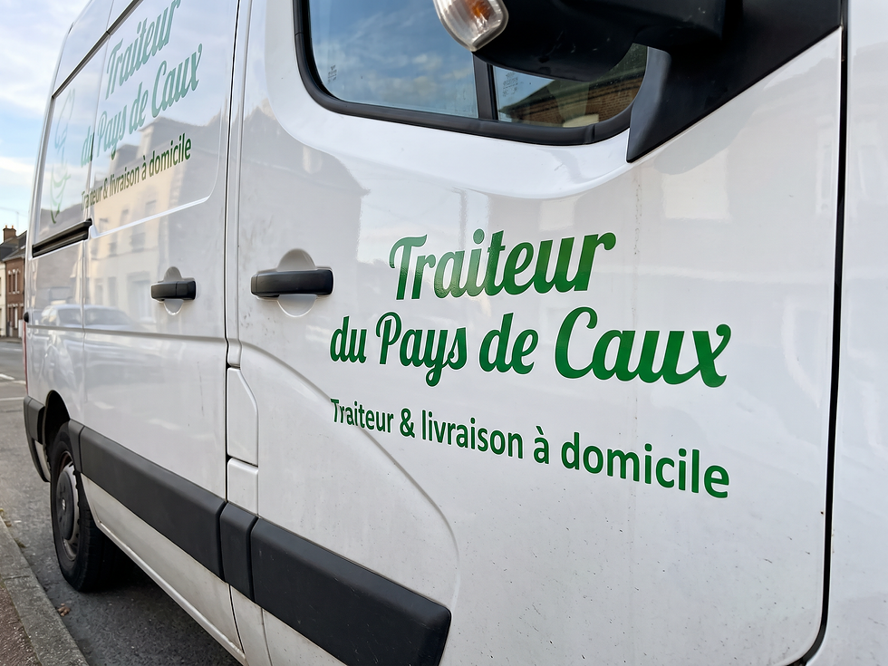 Gros plan sur la portière d'une camionnette frigorifique avec logo en lettrage adhésif découpé, flocage de véhicule professionnel à Fécamp et Goderville