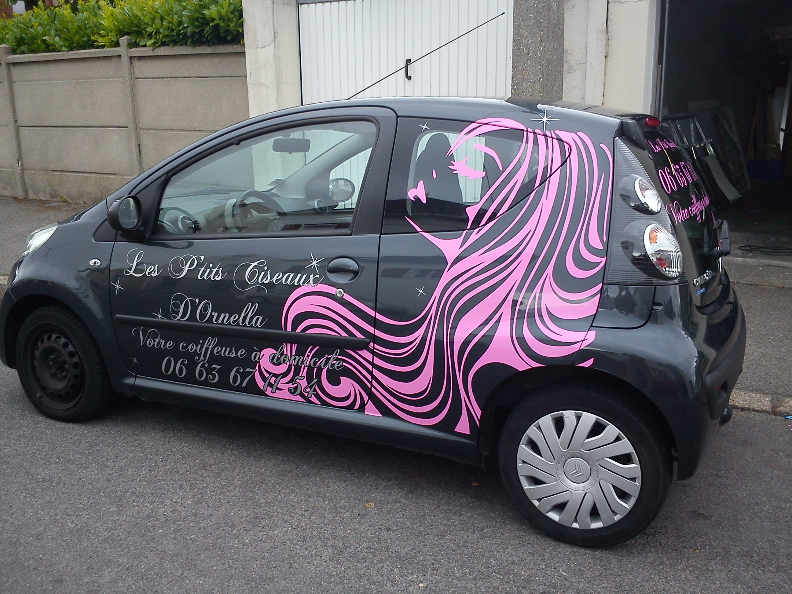 Marquage publicitaire véhicule covering rose Les P'tits Ciseaux d'Ornella coiffeuse à domicile au Havre par Peppergraphik
