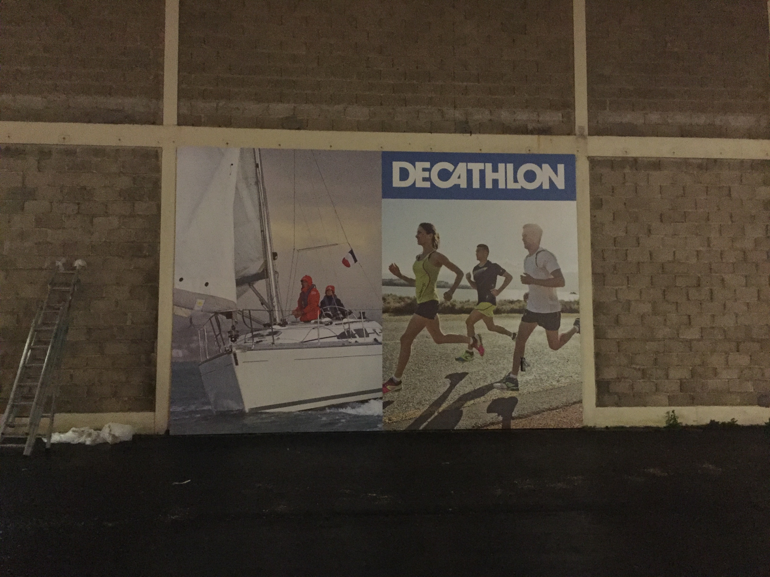 Habillage mural grand format imprimé pour magasin Decathlon posé par Peppergraphik près du Havre en Normandie