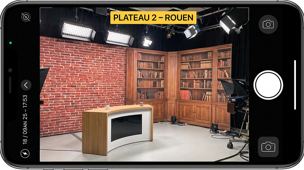 Faux décor trompe-l'œil de plateau TV à Rouen : mur de briques et bibliothèque imprimés grand format, bureau de présentateur
