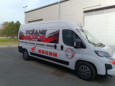 Une Fiat Ducato entièrement recouverte d'un adhésif de qualité Peppergraphik, exposant le logo et le slogan du concessionnaire moto de Bolbec.