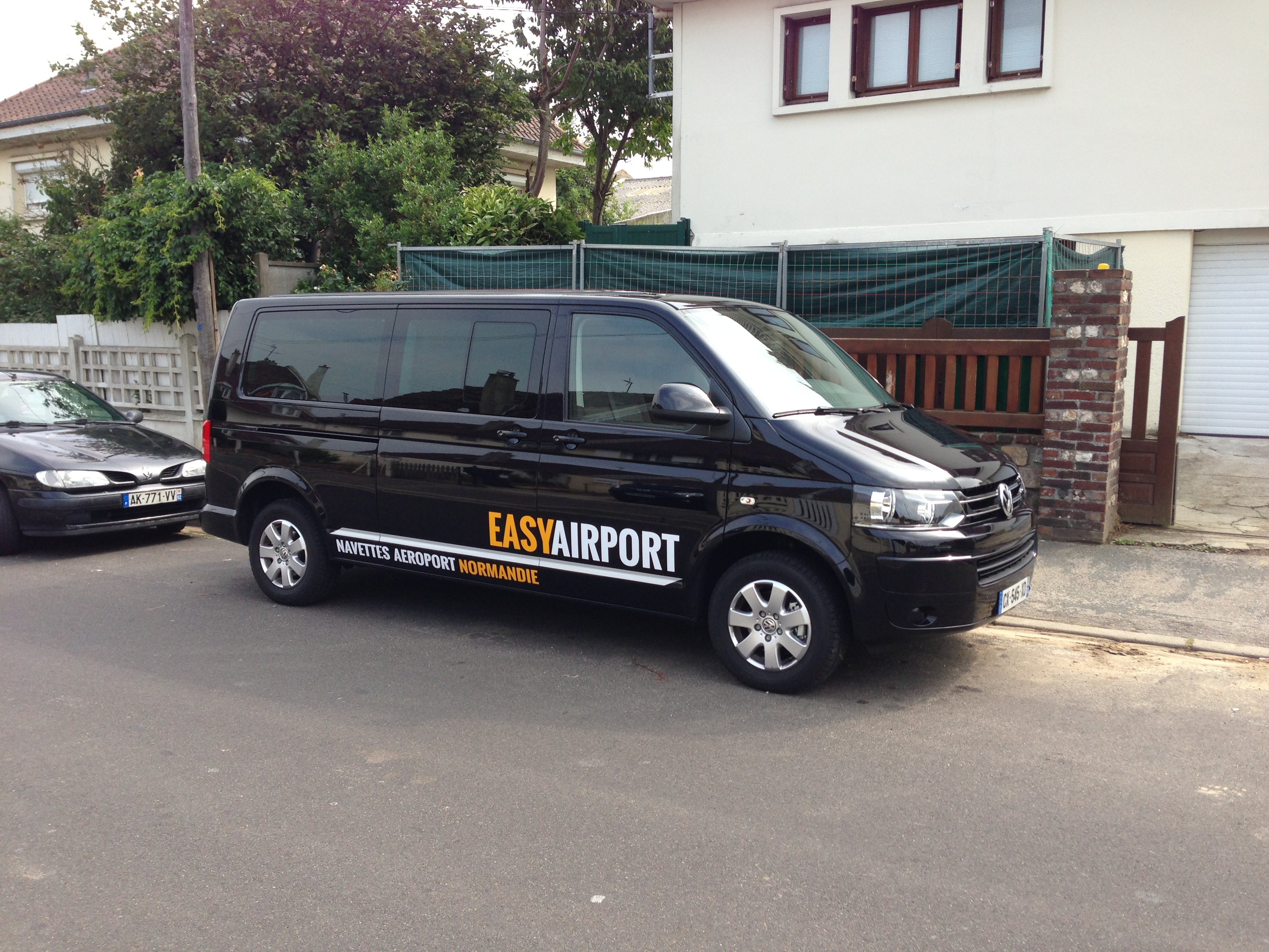 Covering sur van Volkswagen Transporter noir pour Easy Airport navettes aéroport Normandie, réalisé par Peppergraphik