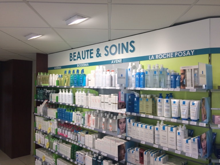 Décoration intérieure pharmacie rayon Beauté et Soins au Havre habillage mural