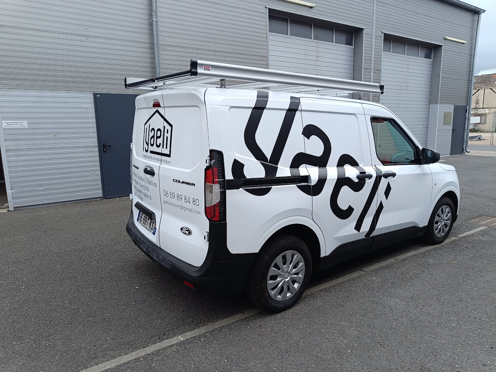 Fourgonnette utilitaire Ford Courier avec un marquage publicitaire sur-mesure de Peppergraphik