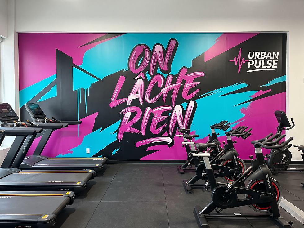 Mur street-art magenta et cyan « ON LÂCHE RIEN » derrière les tapis de course d'une salle de sport neuve, décor Peppergraphik en Normandie