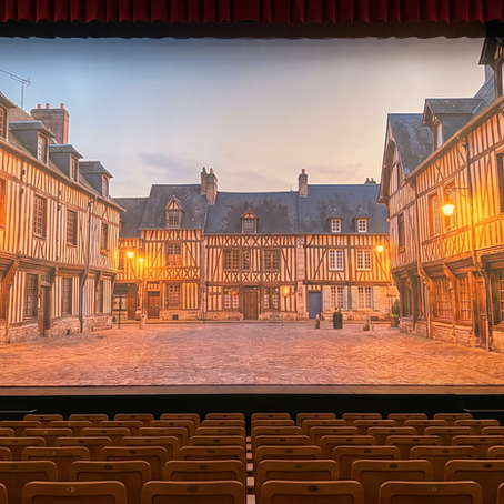 Décor de scène et toile de théâtre imprimée : des fonds grand format qui transportent le public, à Bolbec et au Havre