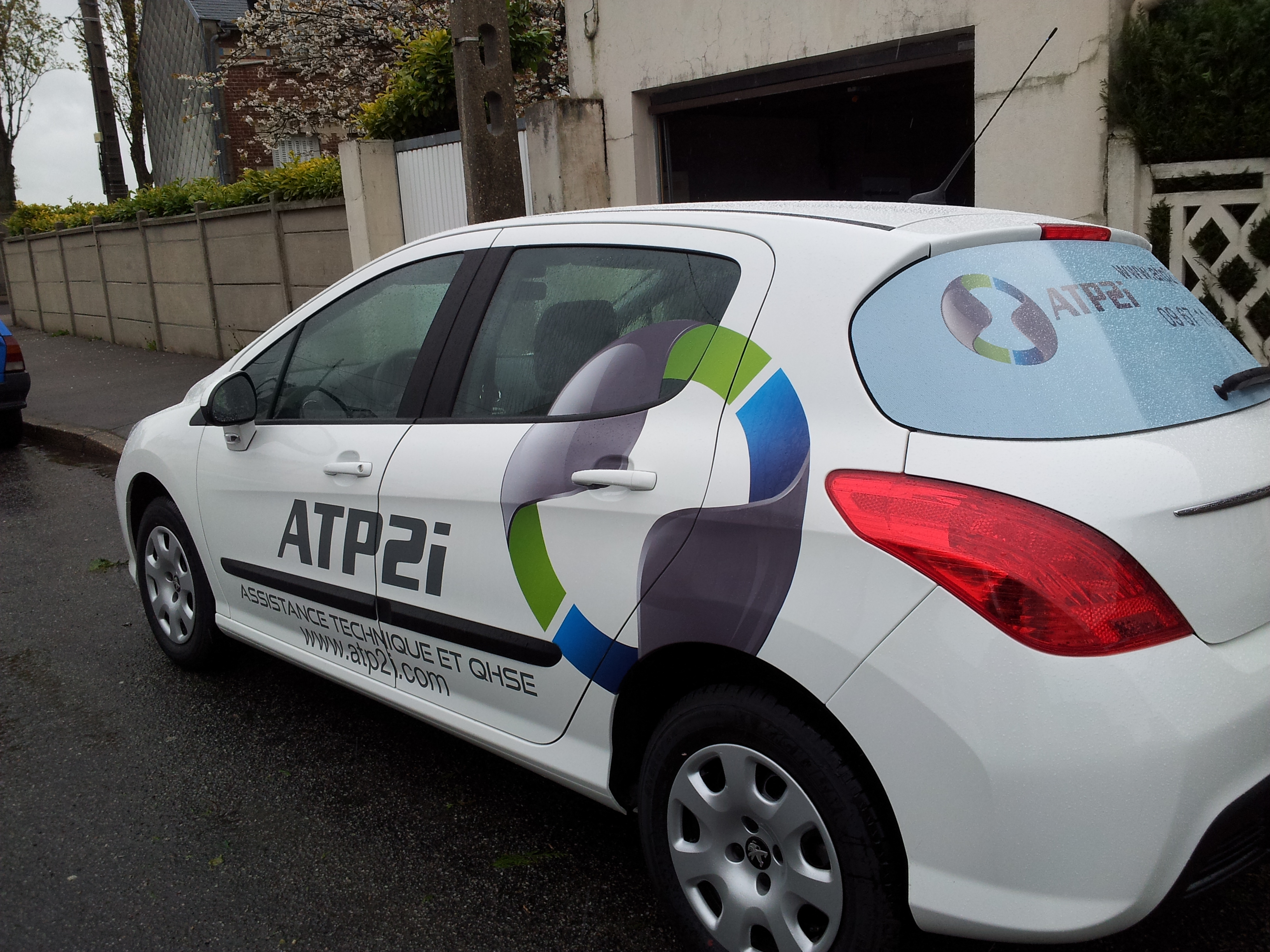 Marquage publicitaire Peugeot 308 pour ATP2i Assistance Technique et QHSE réalisé par Peppergraphik au Havre