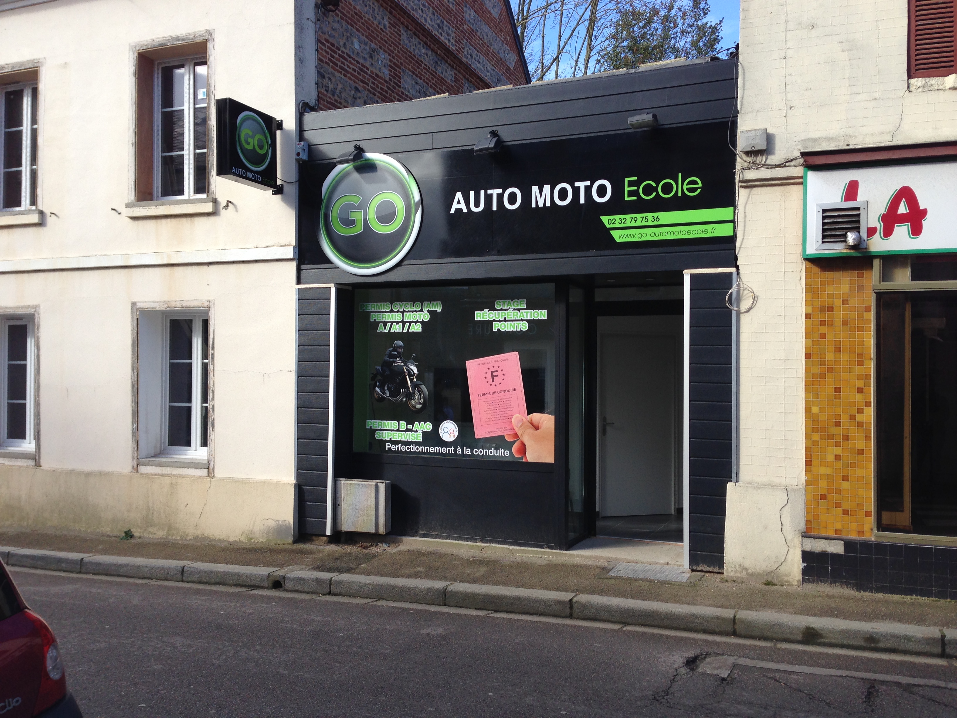 Enseigne lumineuse et habillage façade GO Auto Moto École avec vitrophanie permis conduire