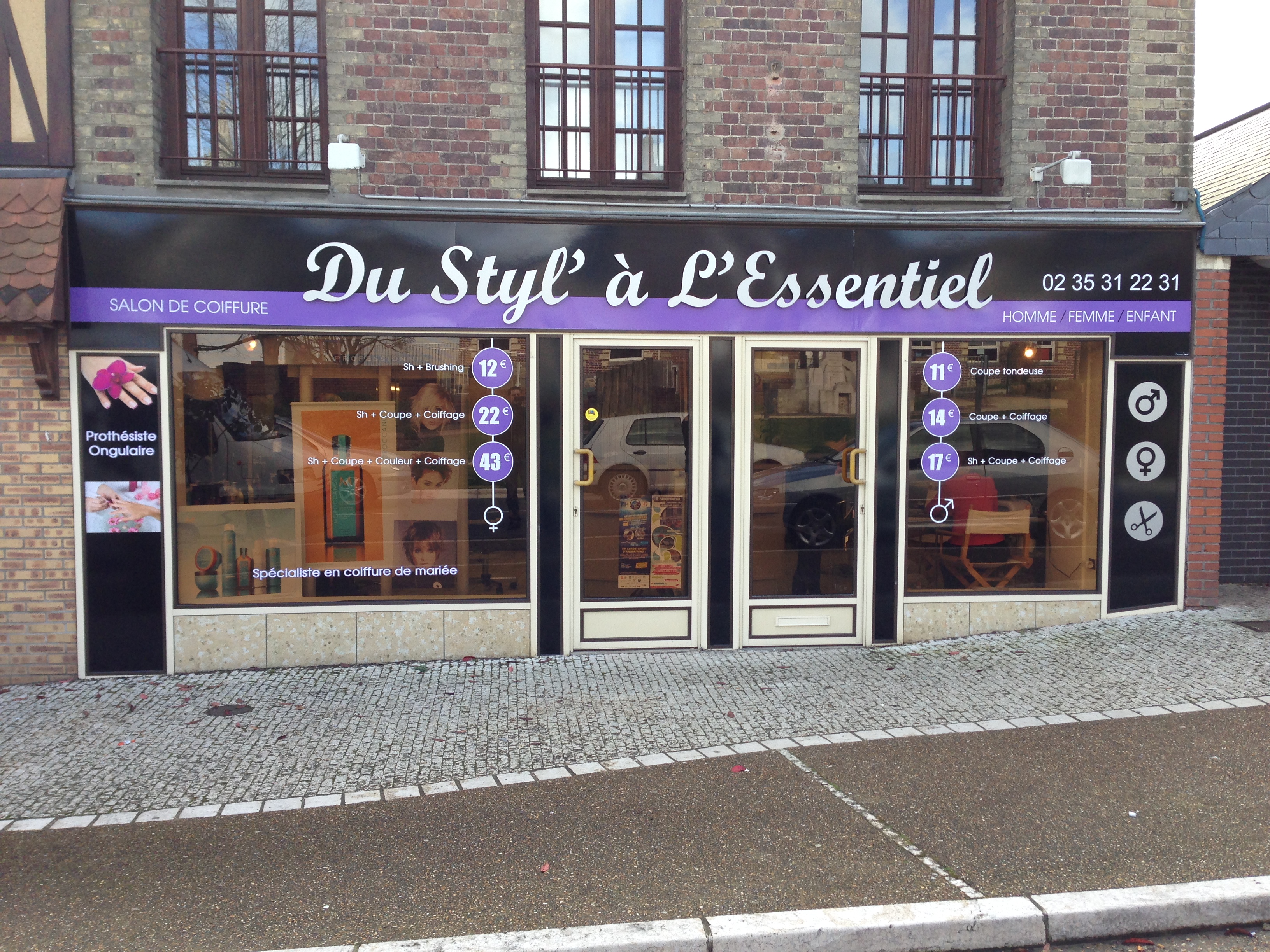 Vitrophanie de vitrine avec lettrage et tarifs pour le salon de coiffure Du Styl' à L'Essentiel réalisée par Peppergraphik au Havre