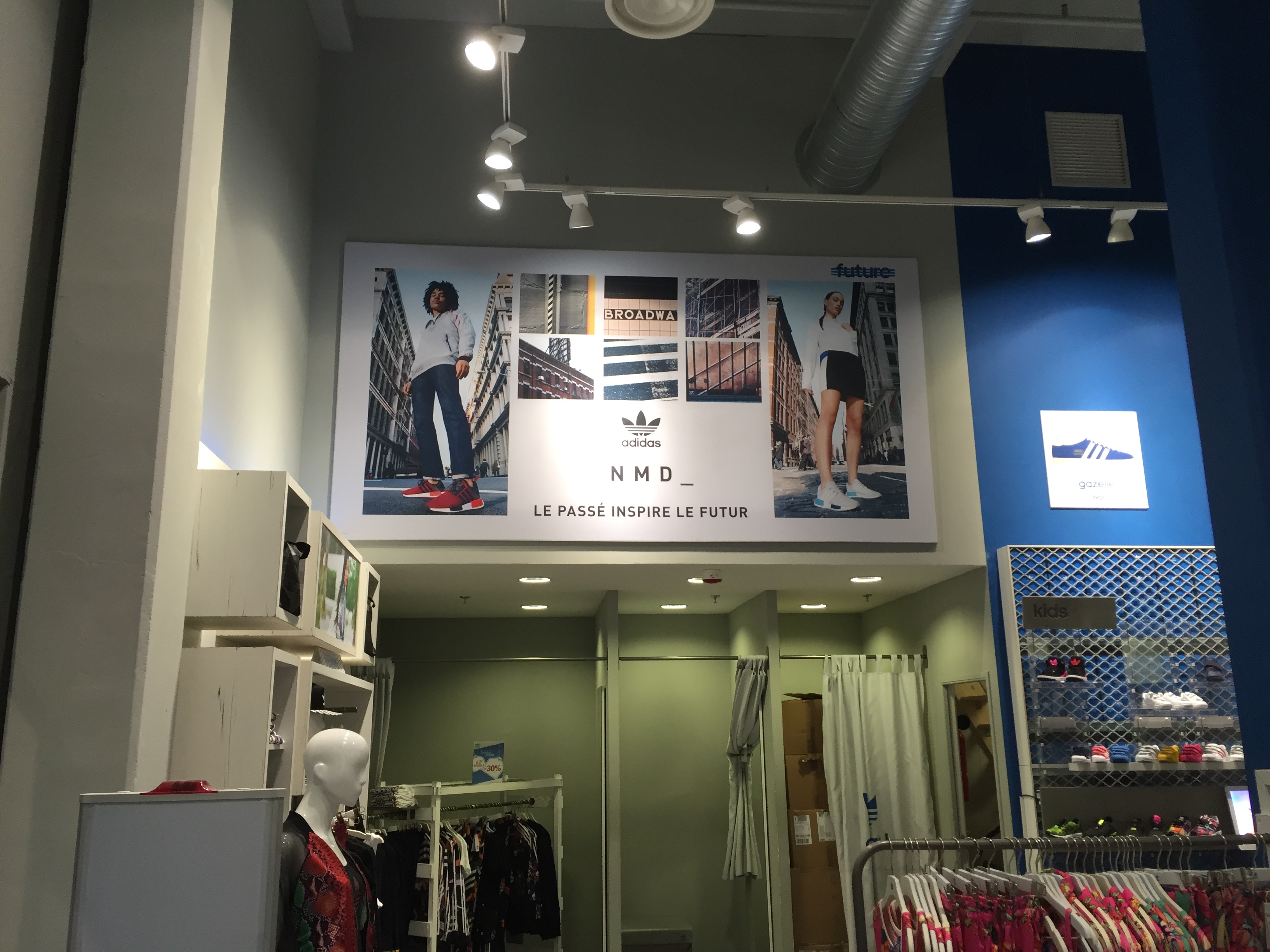 Habillage mural et décoration intérieure imprimée grand format dans une boutique de prêt-à-porter au Havre par Peppergraphik