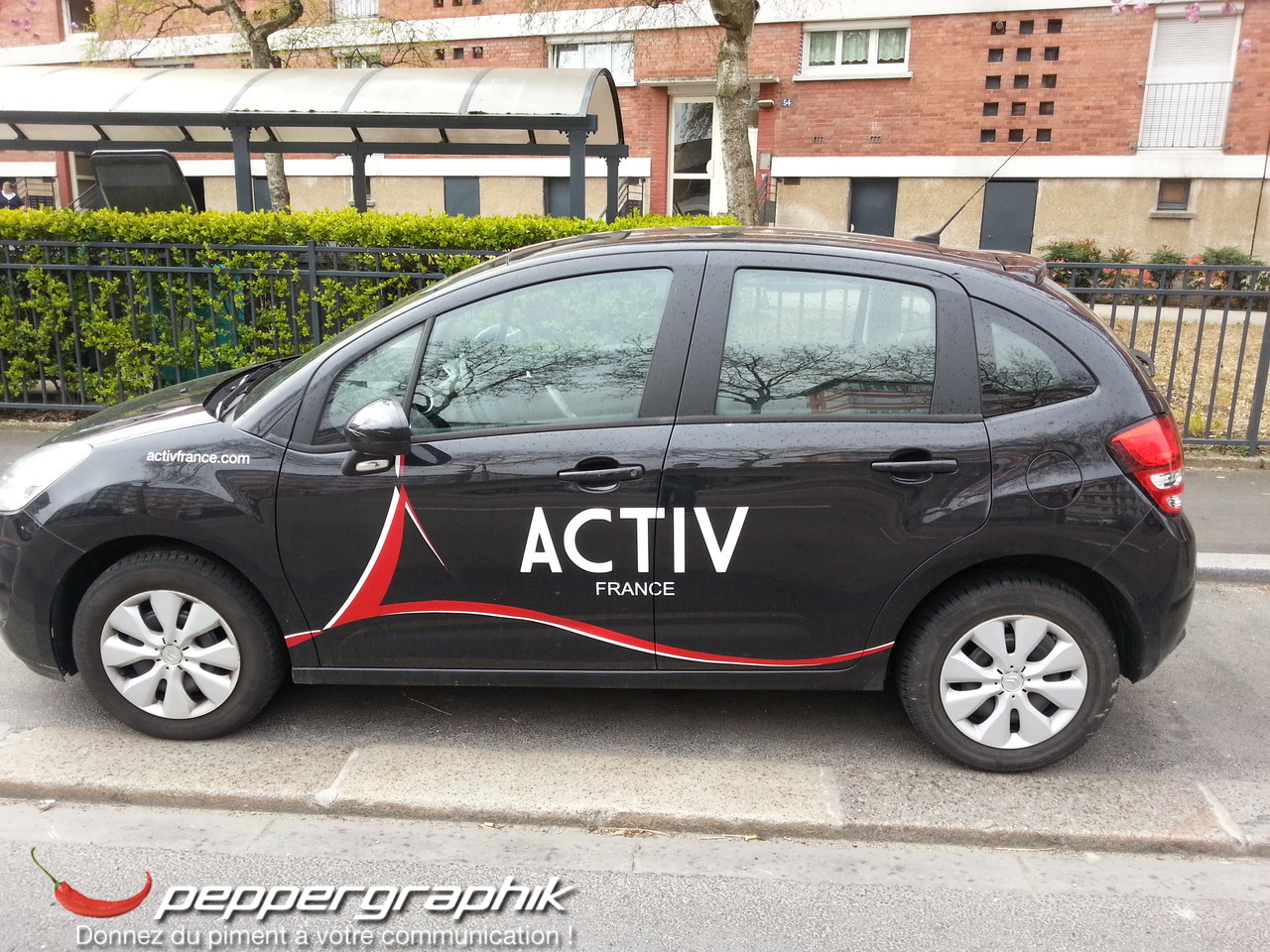 Citroën C3 noire avec marquage publicitaire Activ France réalisé par Peppergraphik au Havre