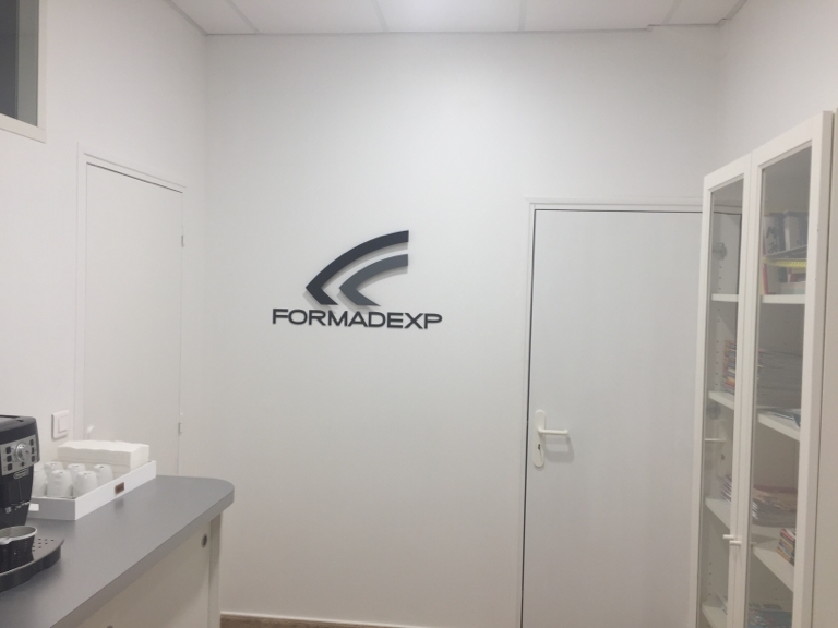 Logo mural en relief FORMADEXP habillage de cloison intérieure réalisé par Peppergraphik au Havre
