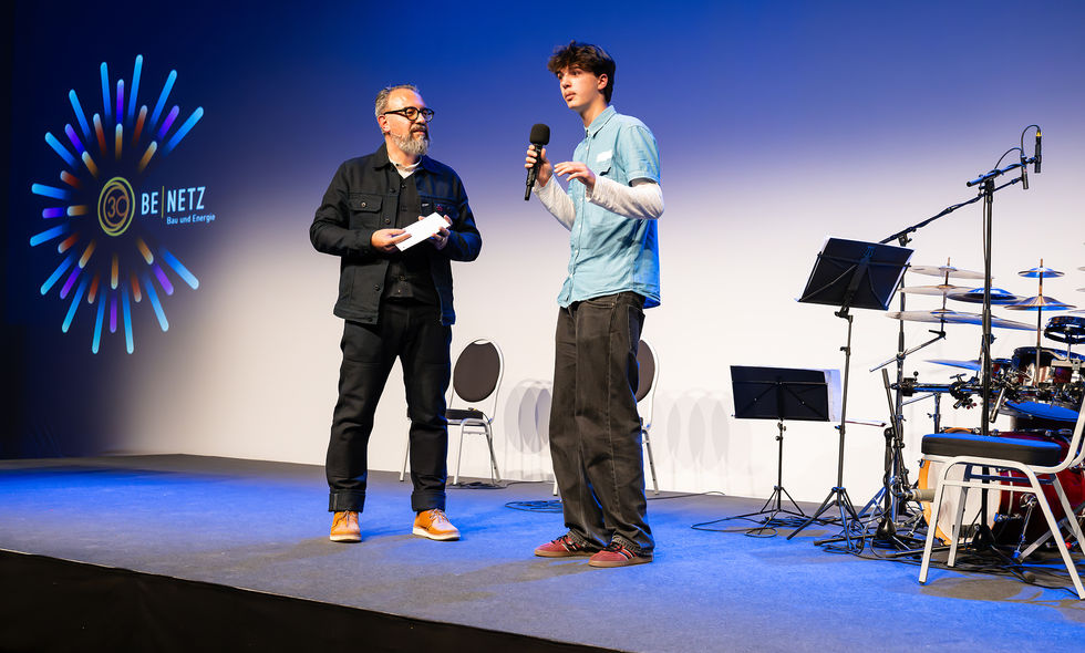 Eventmoderator Zentralschweiz
Moderator Firmenanlass
Eventmoderator Deutschschweiz
Moderator Schweiz
Eventmoderator für Firmenanlässe
Moderator für Firmenjubiläum
Moderator für Galaabend
Moderator für Preisverleihung
Moderator für Konferenzen
Moderator für Kundenevent
Schweizerdeutscher Moderator
Eventmoderator mit angenehmer Stimme
authentischer Eventmoderator
lockerer Moderator für Business Events
mehrsprachiger Moderator Schweiz
Moderator Deutsch und Schweizerdeutsch
Moderator für Industrie Events
Moderator für Handwerk und Industrie
Moderator für Live Events Schweiz
Eventmoderator Luzern
Eventmoderator Zentralschweiz
Moderator mit Sprecherfahrung