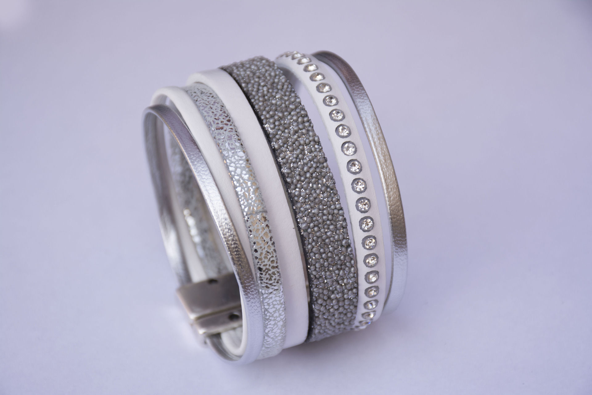 Bracelet en Swarovski, cuir blanc et argenté