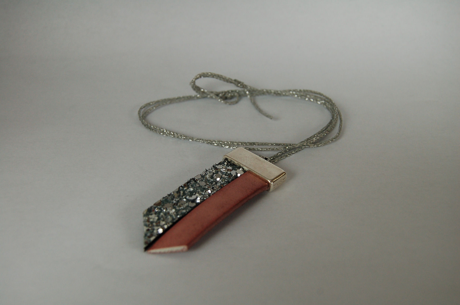 Collier "cravate" deux cuirs