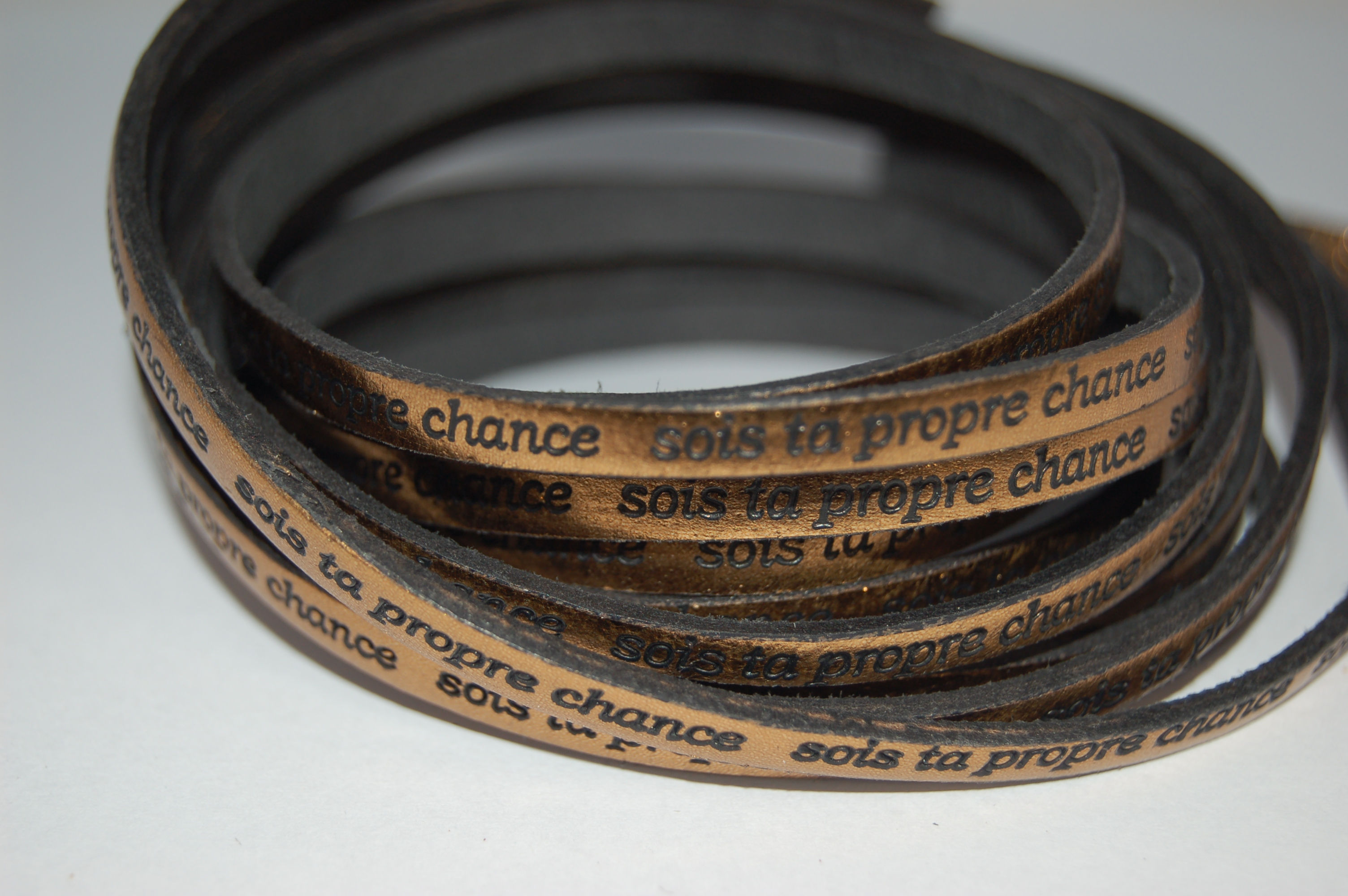 Cuir écriture "Sois ta propre chance" bronze