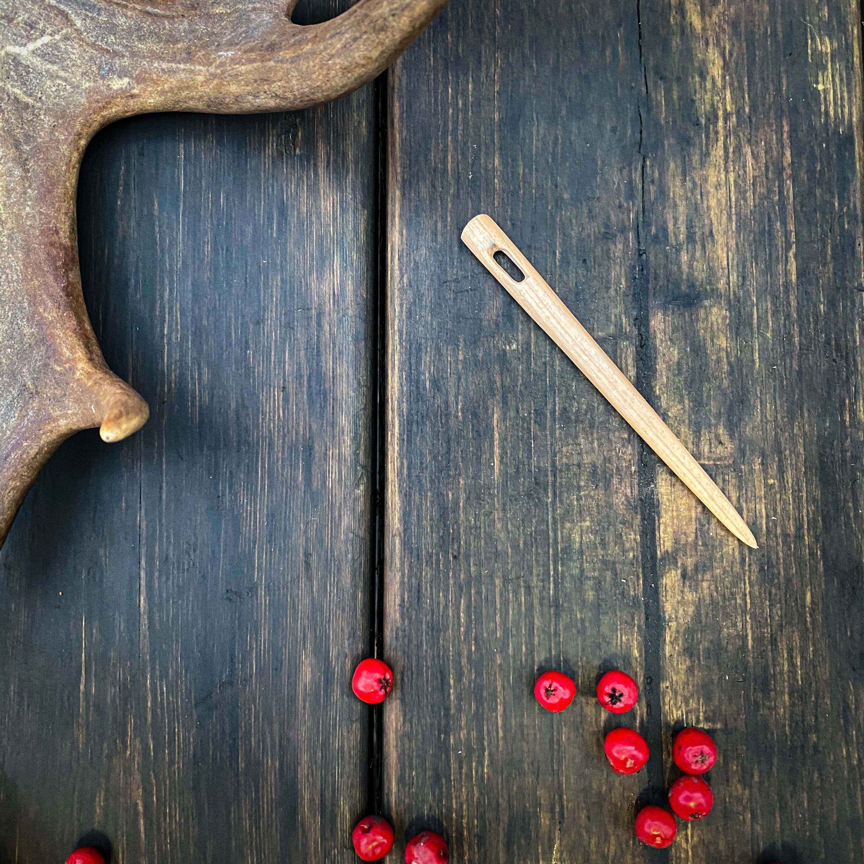 Mitten needle from wood