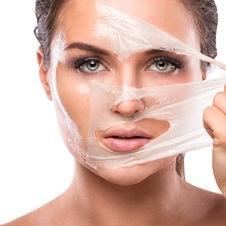 Professionelles chemisches Peeling – sanfte bis intensive Hauterneuerung zur Verbesserung von Unreinheiten, Pigmentflecken und Fältchen für ein ebenmässiges, strahlendes Hautbild.